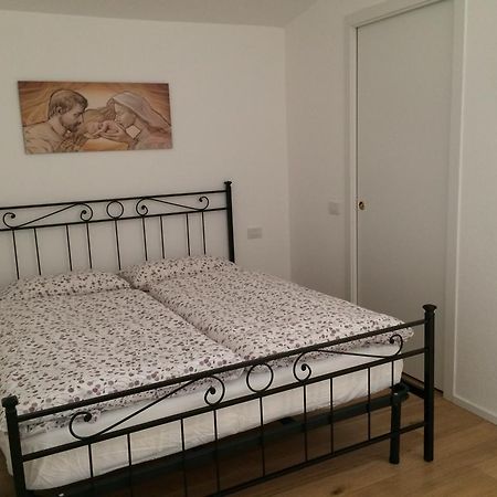 Casina Rosa Apartment Черталдо Стая снимка