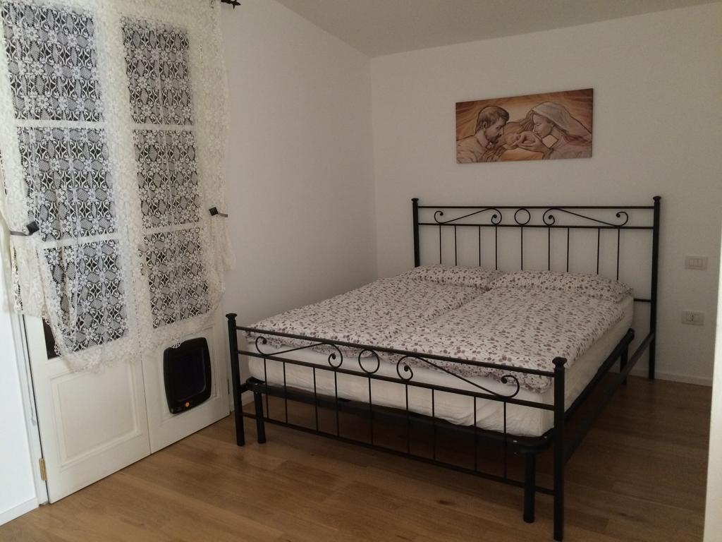 Casina Rosa Apartment Черталдо Стая снимка